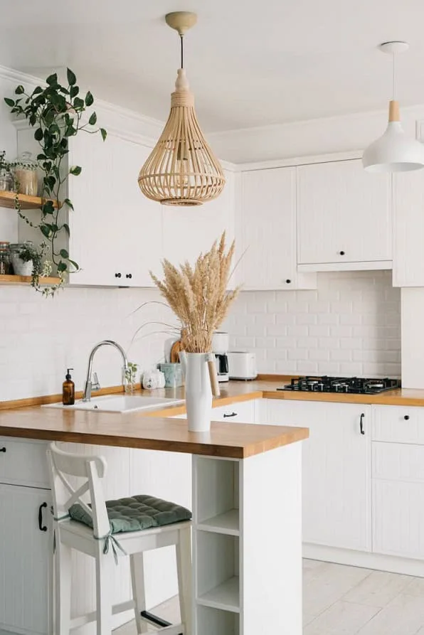 Wood Worktops Bristol - white kitchen with peninsula
